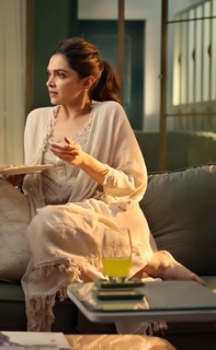 Deepika Padukone feet photo thumbnail