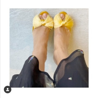 Holly Willoughby feet photo thumbnail