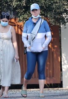 Katy Perry feet photo thumbnail