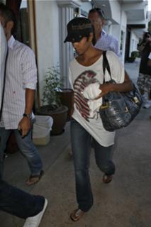Halle Berry feet photo thumbnail
