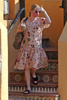 Emma Roberts feet photo thumbnail