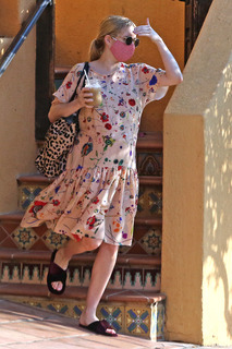 Emma Roberts feet photo thumbnail