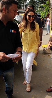 Madhuri Dixit feet photo thumbnail