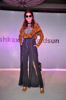 Anushka Sharma feet photo thumbnail