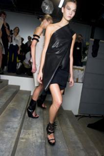 Karlie Kloss feet photo thumbnail