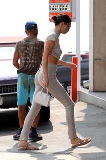 Kendall Jenner feet photo thumbnail