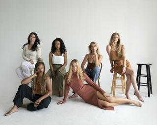 Alexis Ren feet photo thumbnail