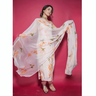 Hina Khan feet photo thumbnail