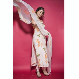 Hina Khan feet photo thumbnail
