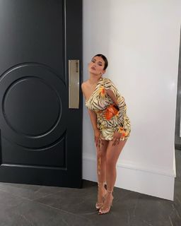 Kylie Jenner feet photo thumbnail