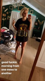 Gabbie Hanna feet photo thumbnail