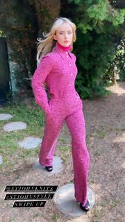 Kathryn Newton feet photo thumbnail