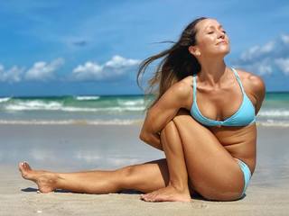 Kino MacGregor feet photo thumbnail