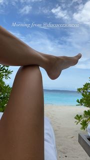 Iris Mittenaere feet photo thumbnail