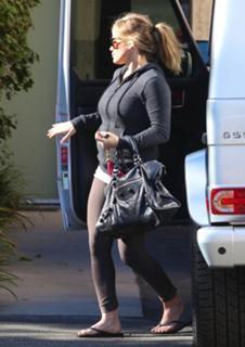 Hilary Duff feet photo thumbnail