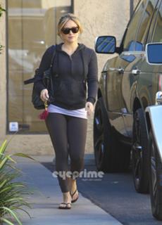 Hilary Duff feet photo thumbnail