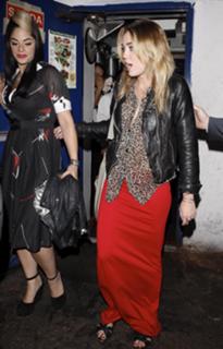 Miley Cyrus feet photo thumbnail