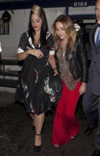 Miley Cyrus feet photo thumbnail