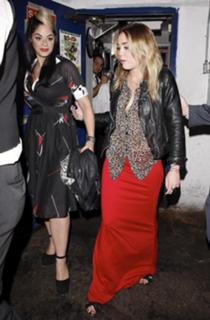 Miley Cyrus feet photo thumbnail