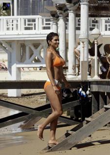 Halle Berry feet photo thumbnail
