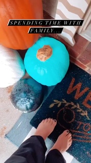 Tori Spelling feet photo thumbnail