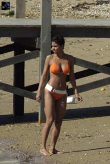 Halle Berry feet photo thumbnail