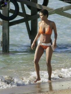 Halle Berry feet photo thumbnail