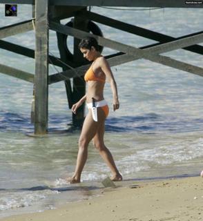 Halle Berry feet photo thumbnail