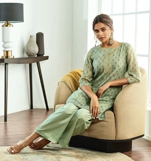 Deepika Padukone feet photo thumbnail