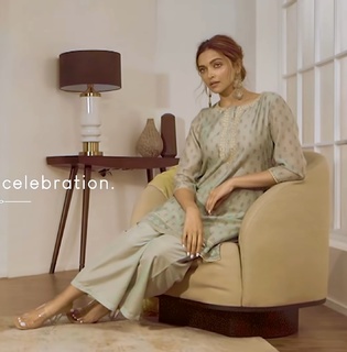 Deepika Padukone feet photo thumbnail