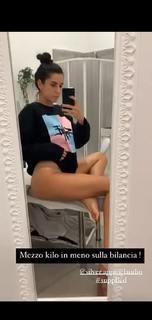 Valentina Vignali feet photo thumbnail