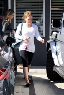 Hilary Duff feet photo thumbnail