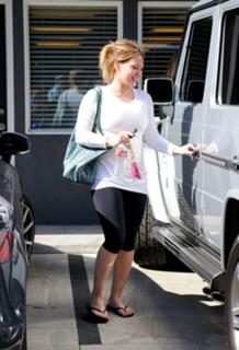 Hilary Duff feet photo thumbnail