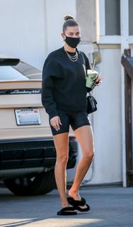 Hailey Bieber feet photo thumbnail