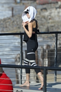 Charlotte McKinney feet photo thumbnail