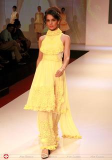 Kangana Ranaut feet photo thumbnail