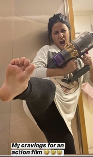 Hina Khan feet photo thumbnail