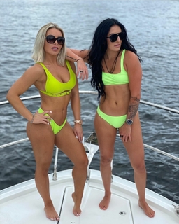 Amanda Saccomanno feet photo thumbnail
