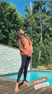 Sara Sampaio feet photo thumbnail
