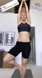 Kaley Cuoco feet photo thumbnail