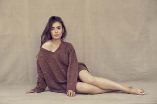 Lily Collins feet photo thumbnail