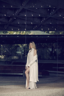Khloé Kardashian feet photo thumbnail
