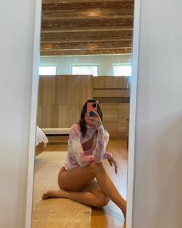 Kendall Jenner feet photo thumbnail