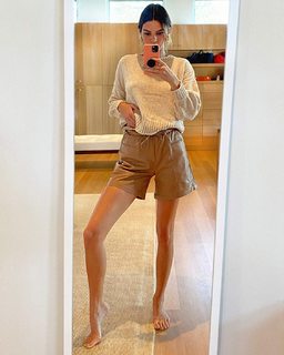 Kendall Jenner feet photo thumbnail