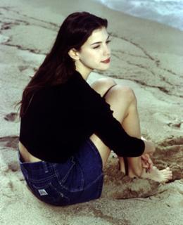 Liv Tyler feet photo thumbnail