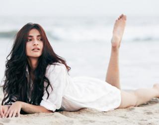 Sonam Kapoor feet photo thumbnail
