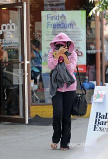 Vanessa Hudgens feet photo thumbnail