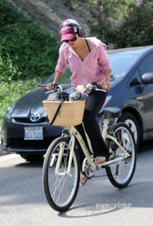 Vanessa Hudgens feet photo thumbnail