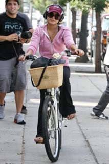 Vanessa Hudgens feet photo thumbnail