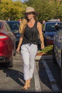 Kendra Wilkinson feet photo thumbnail